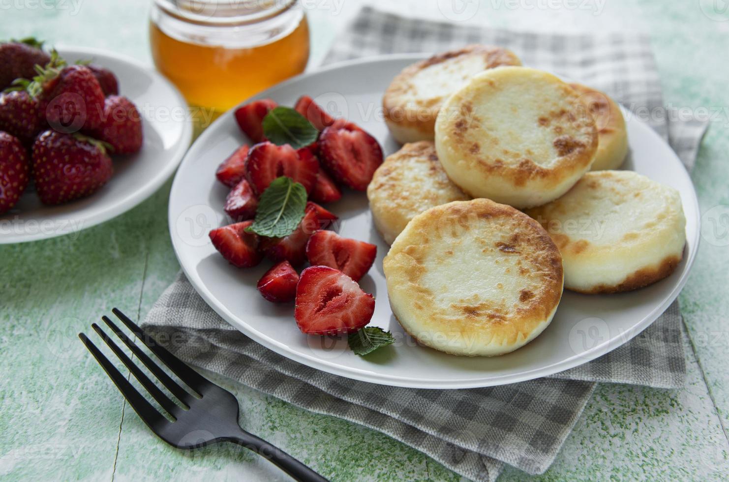 Quarkpfannkuchen, Ricotta-Krapfen auf Keramikplatte foto