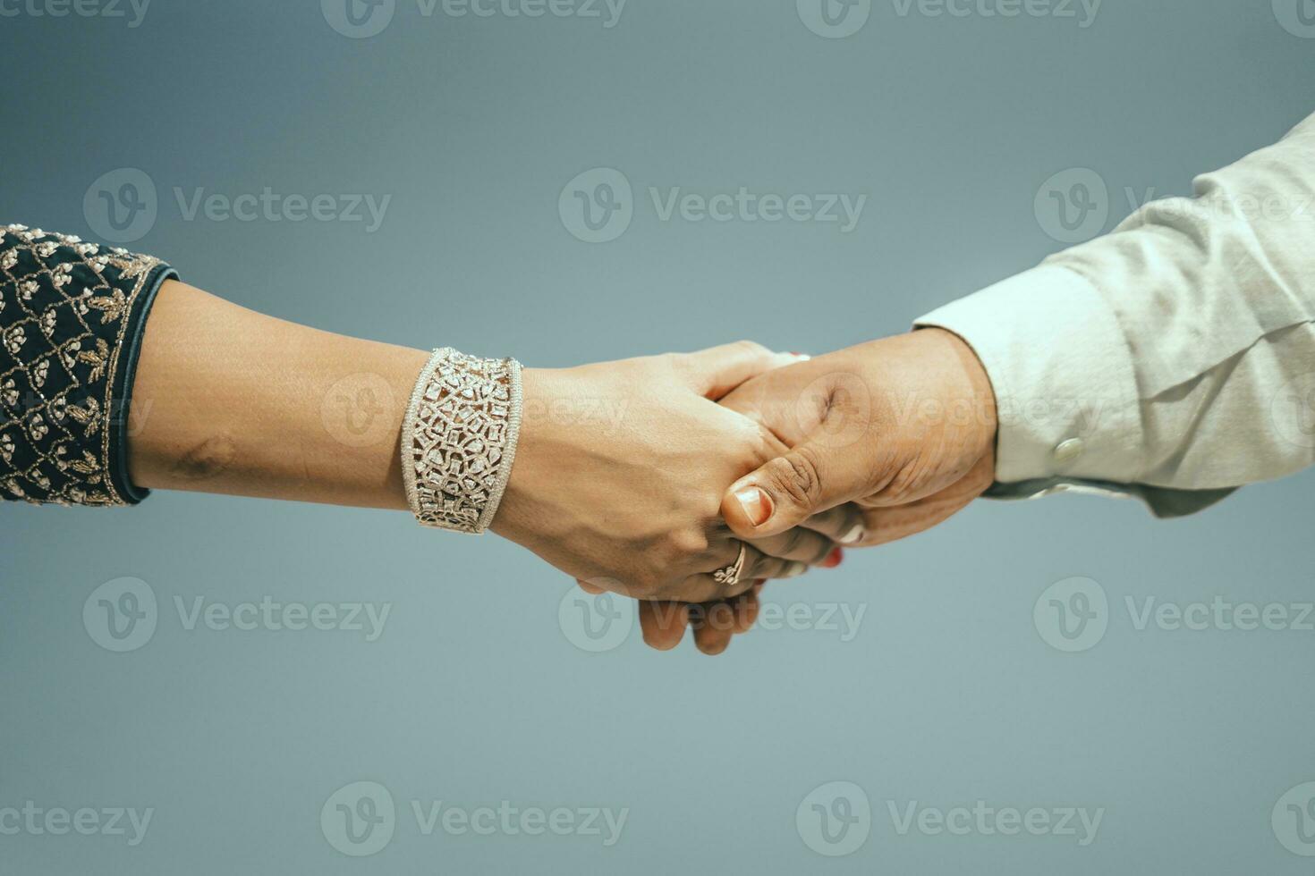 gemischtrassig Paar halten Hände zusammen im Liebe. konzeptionelle Bild von Welt Einheit interracial Liebe und Verstehen im Toleranz und Diversität. foto