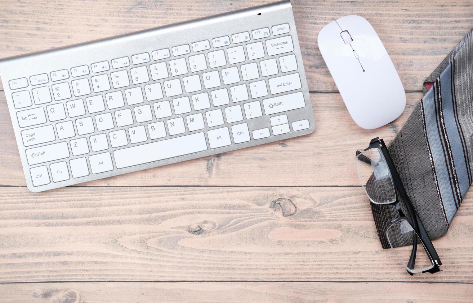 Büroausstattung, Tastatur auf Tischhintergrund foto