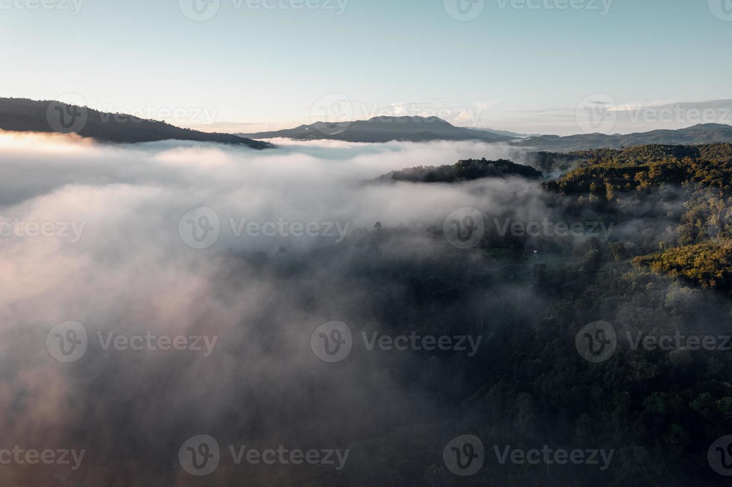 Morgennebel in den Bergen von oben foto