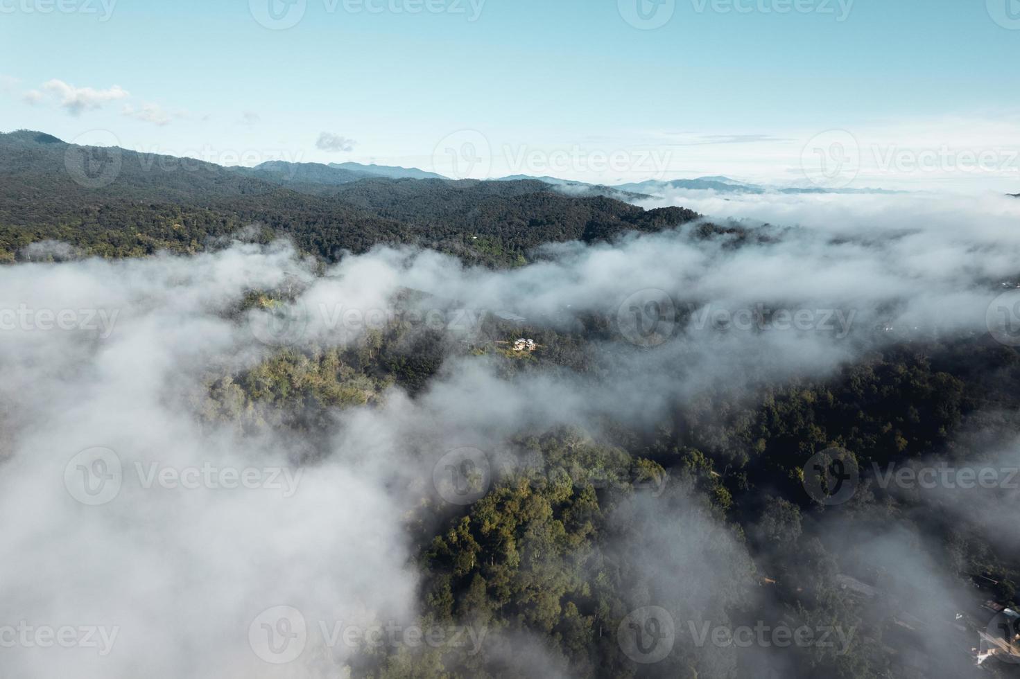 Morgennebel in den Bergen von oben foto