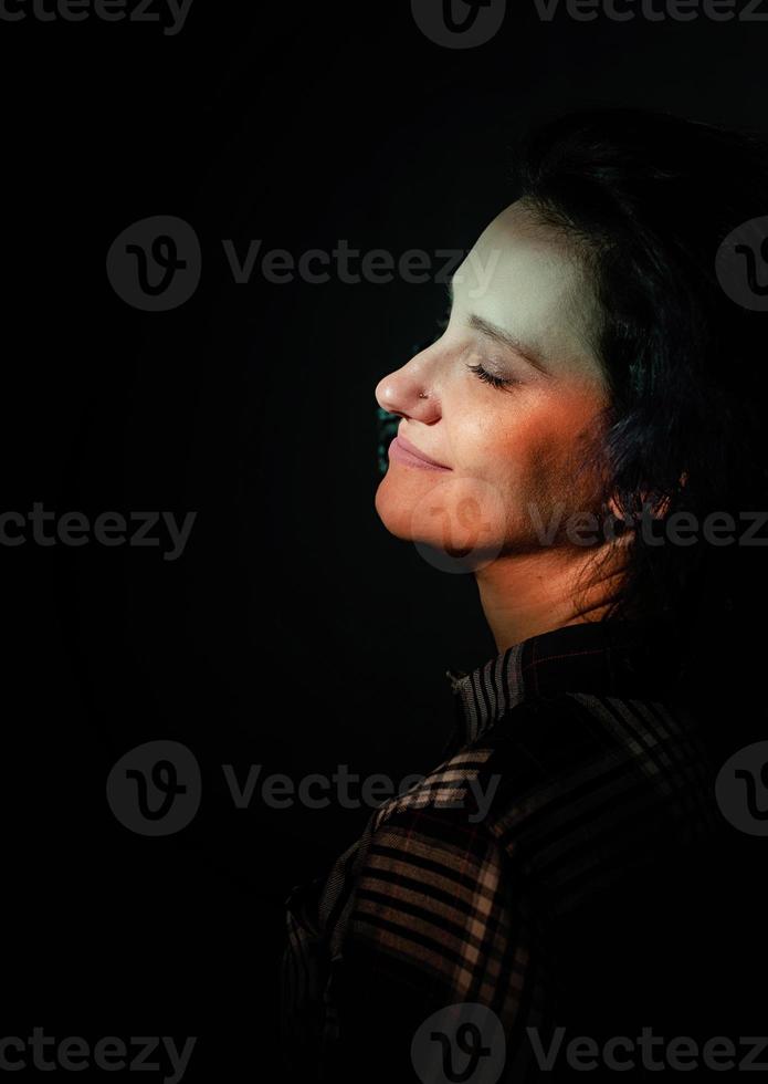 Frau mit einem Schattenmuster im Gesicht foto