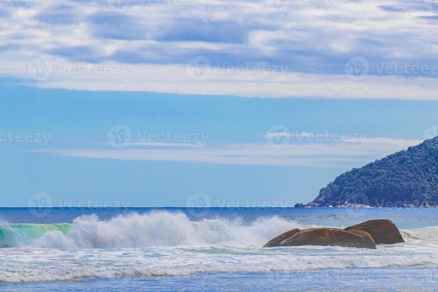 Felsen Wellen Praia Lopes Mendes Strand Ilha Grande Insel Brasilien. foto