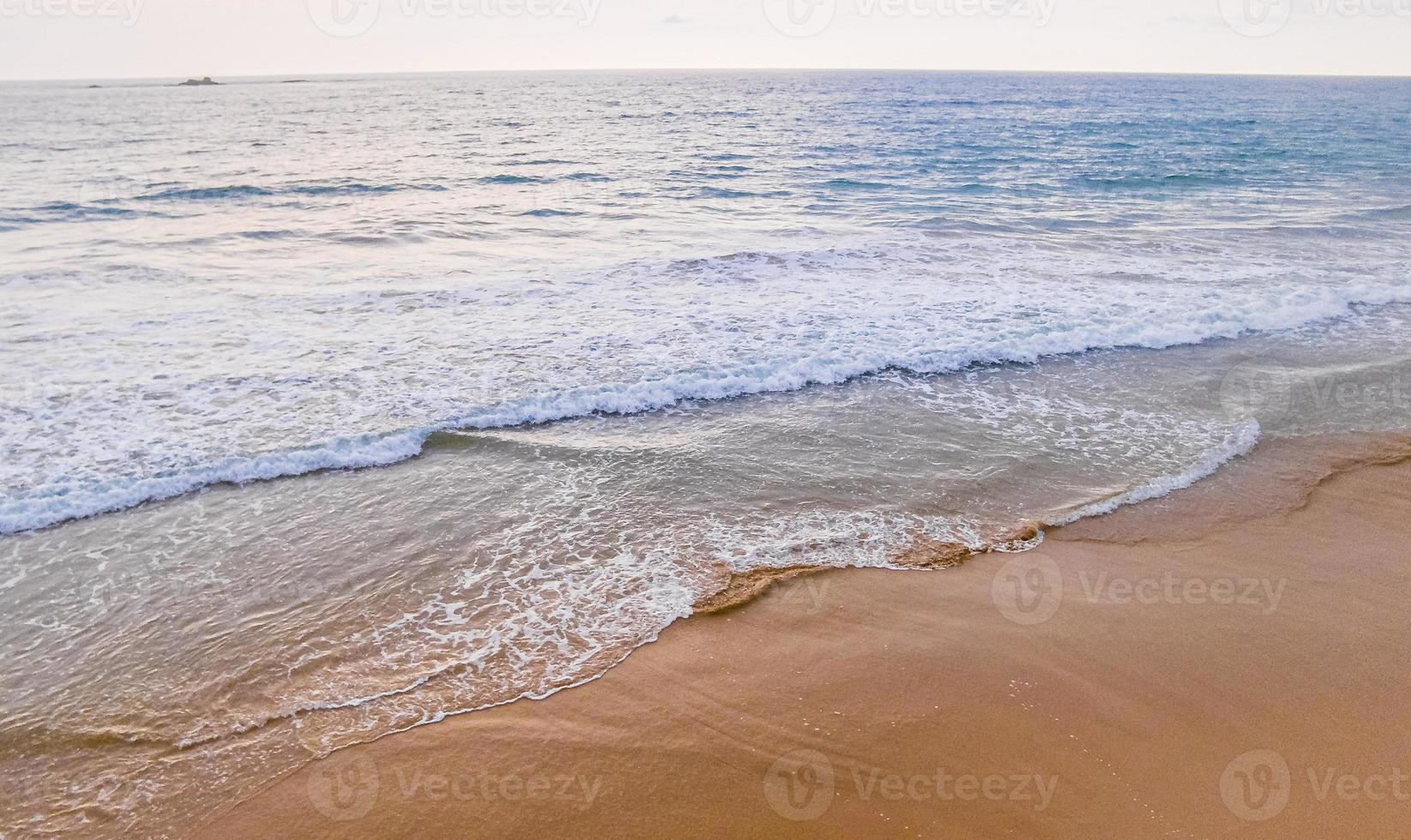 Schönes, sonniges Landschaftspanorama vom Bentota-Strand auf Sri Lanka. foto