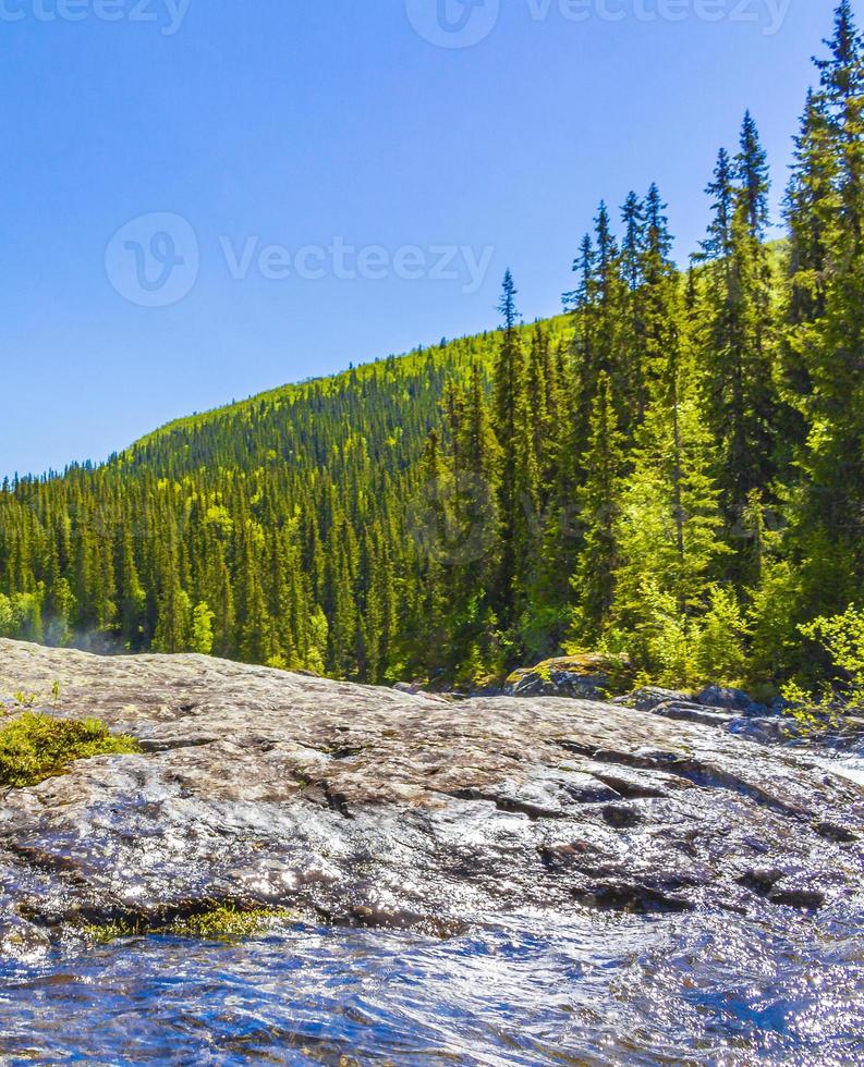 schnell fließendes flusswasser wasserfall rjukandefossen hemsedal norwegen. foto