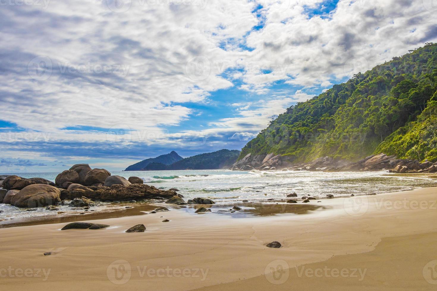 große tropische naturinsel ilha grande santo antonio beach brasilien. foto