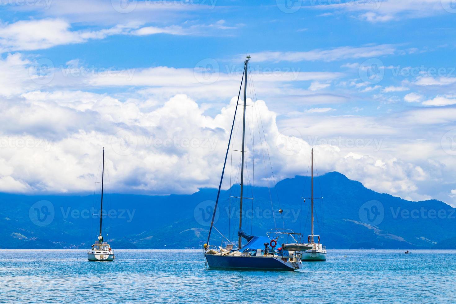 boote schiffe und bootfahrten abraao beach ilha grande brasilien. foto