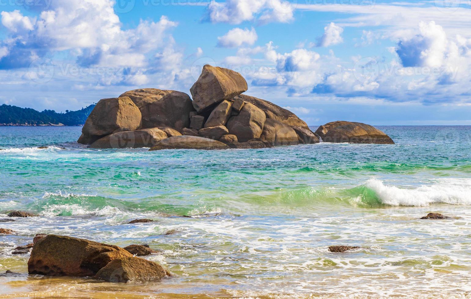 felsformationen felsen ilha grande santo antonio beach brasilien. foto