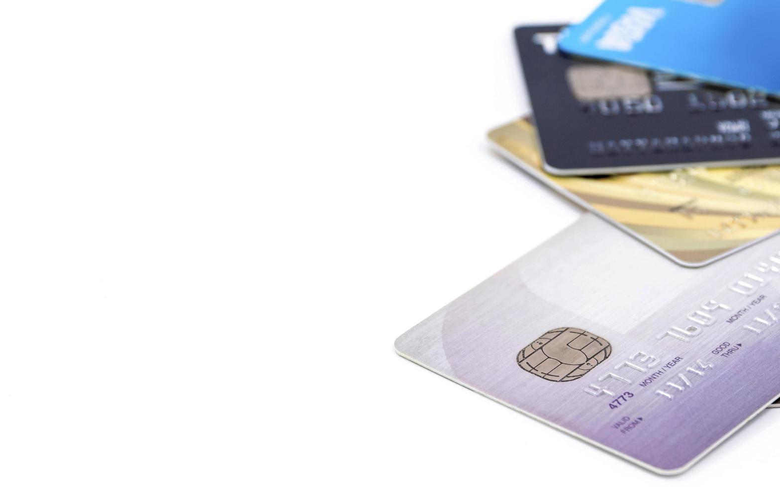 Gruppe von mehrfarbigen Bankkreditkarten auf weißem Hintergrund. foto