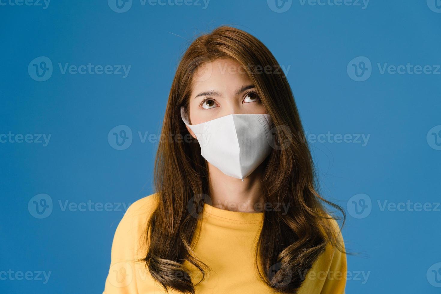 junge asiatische Mädchen tragen medizinische Gesichtsmaske, müde von Stress und Anspannung. foto