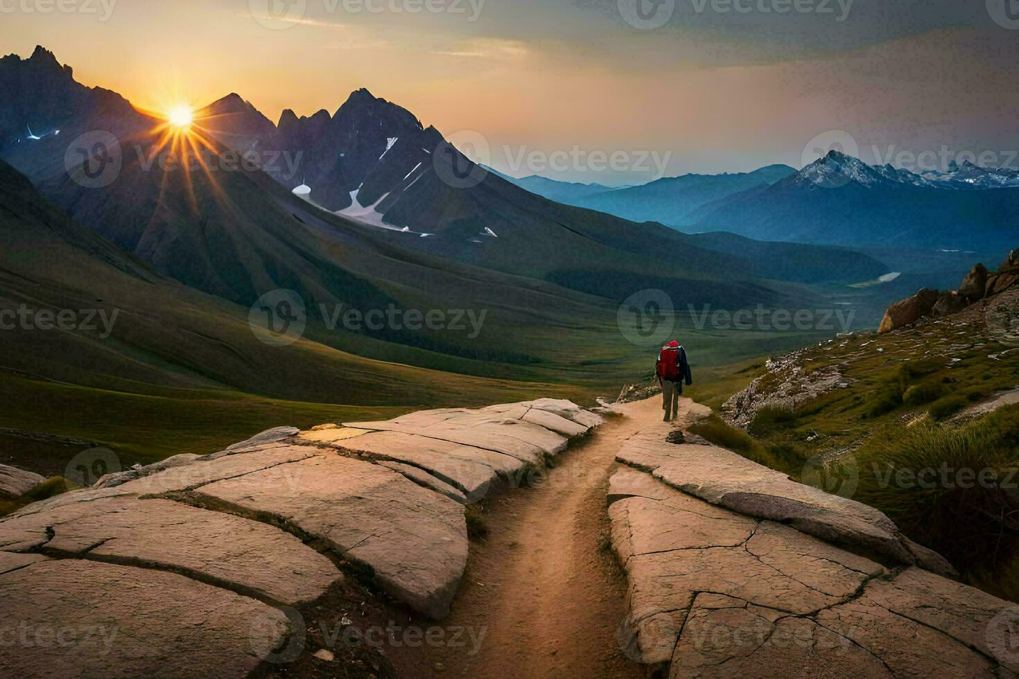 ein Mann Spaziergänge oben ein Berg Weg beim Sonnenuntergang. KI-generiert foto