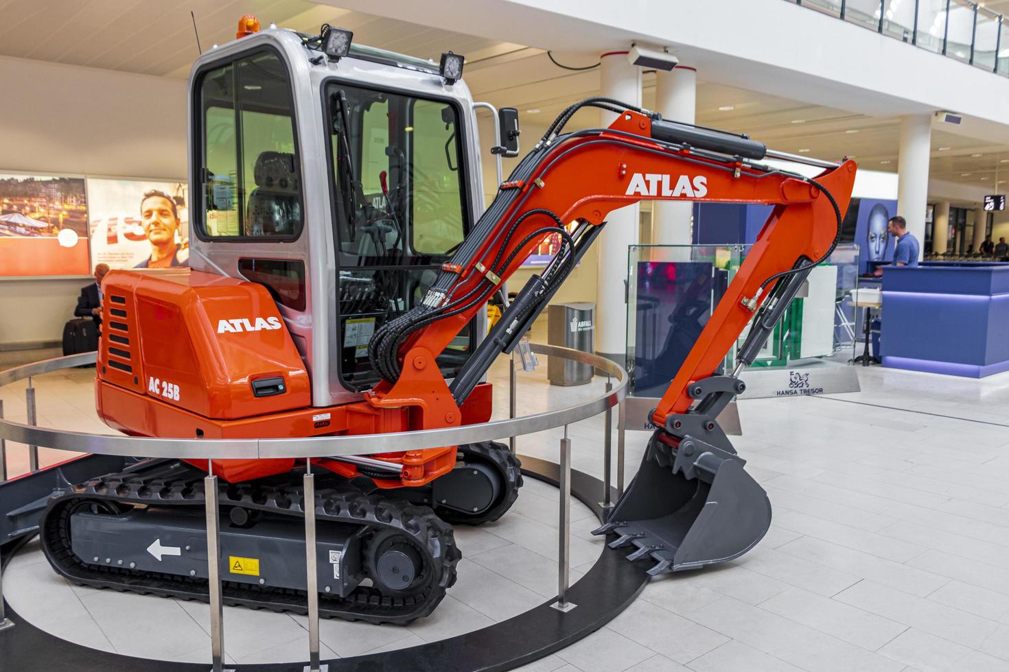 Bremen, Deutschland, 2021 - Orange Atlas Bagger im Flughafen Bremen foto