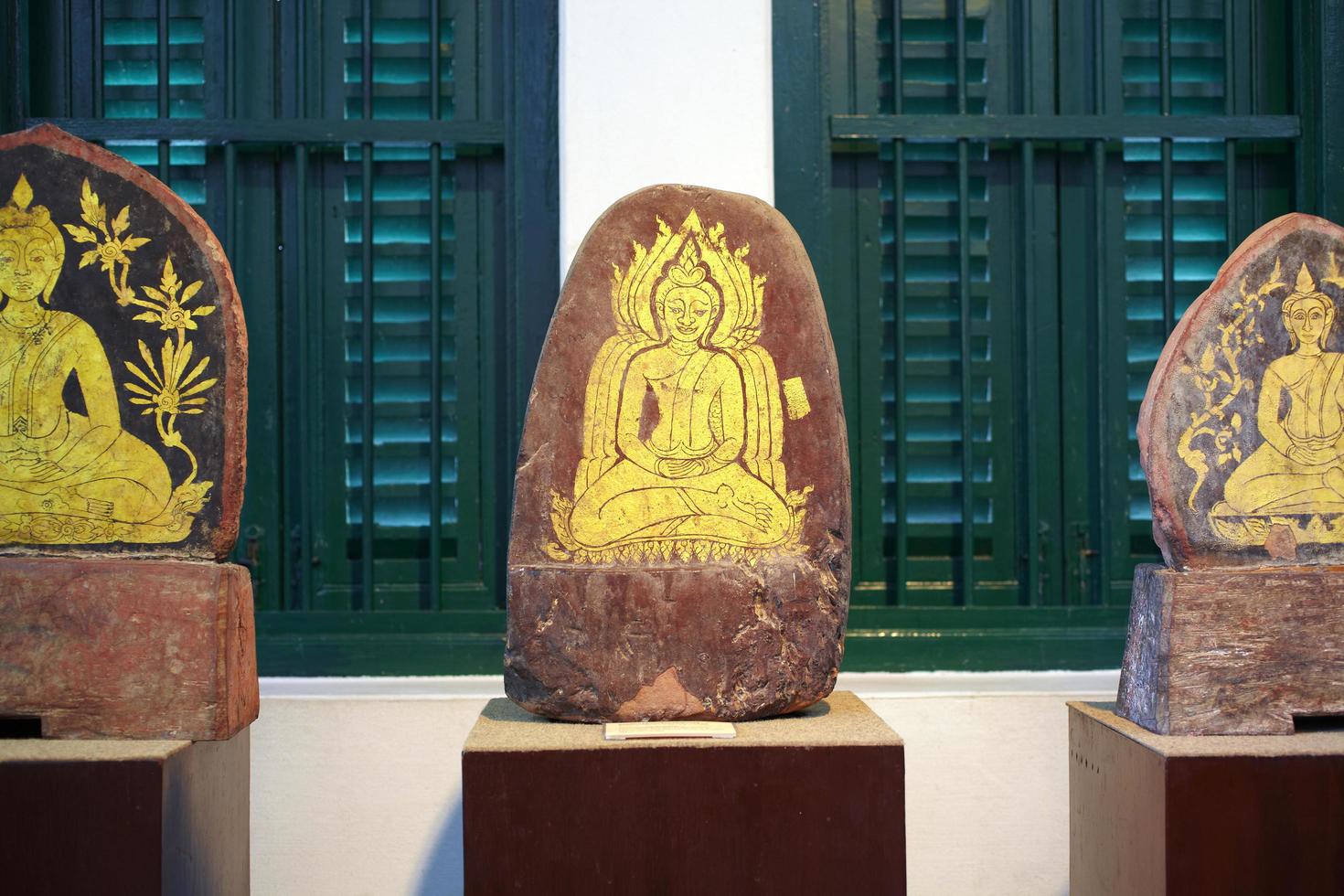 buddhismuskunst auf stein in thailand foto