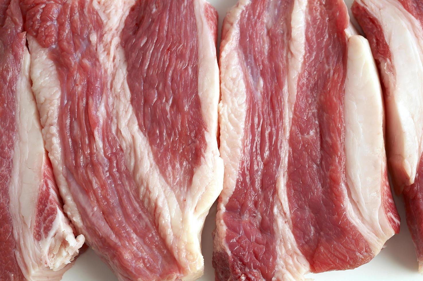 Nahaufnahme von rohem Rindfleisch in weißer Keramikschale foto