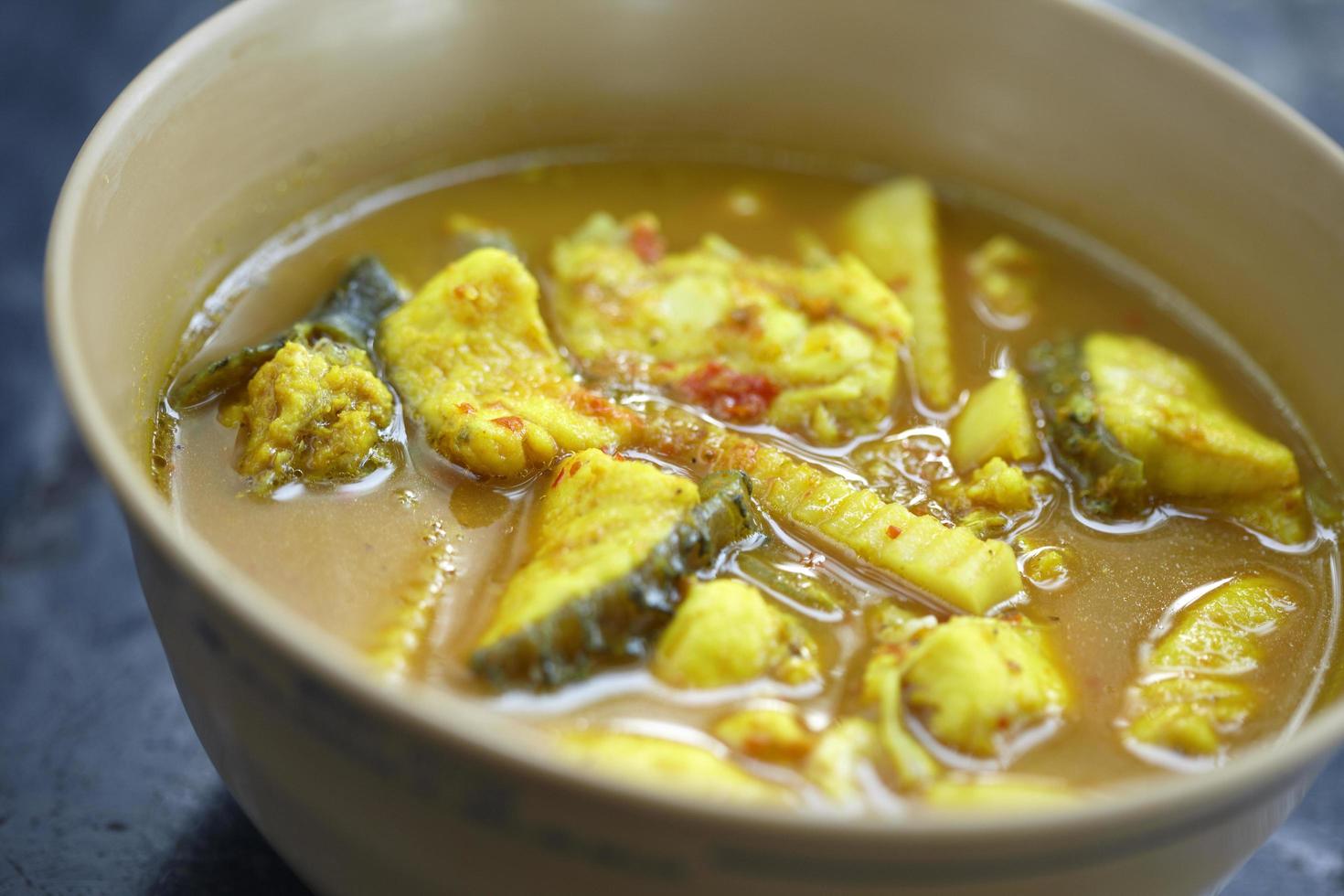 Gelbes Meeresfrüchte-Curry in thailändischem Essen foto