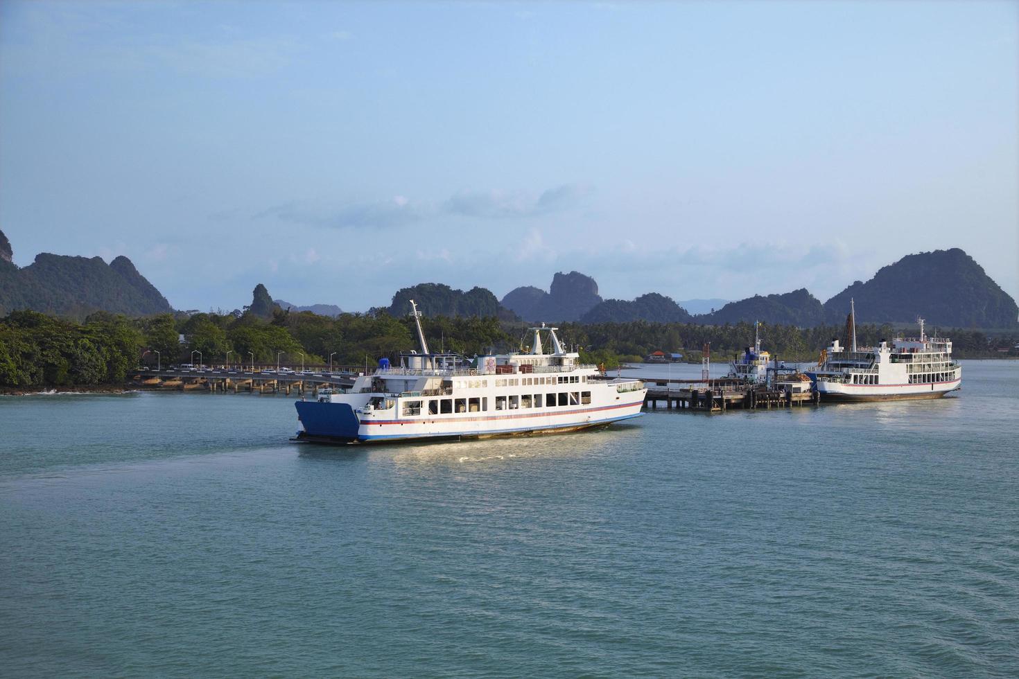 Kreuzfahrt und Sonnenuntergang im Thailand Meer foto