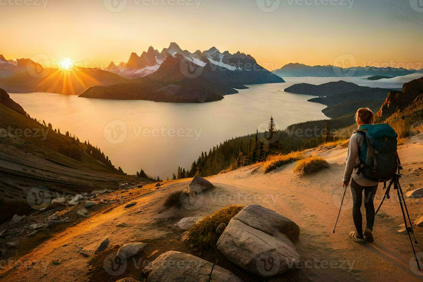 ein Frau mit ein Rucksack und Wandern Stangen steht auf ein Weg mit Blick auf ein See und Berge beim Sonnenuntergang. KI-generiert foto