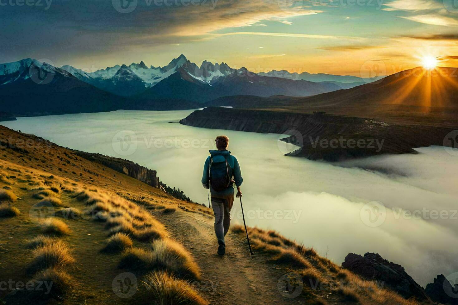 ein Mann mit ein Rucksack Spaziergänge oben ein Berg beim Sonnenuntergang. KI-generiert foto