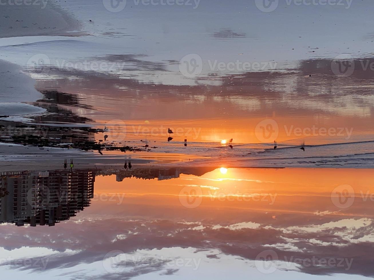 Strand sonnig bewölkter Sonnenuntergang mit Eigentumswohnungen foto