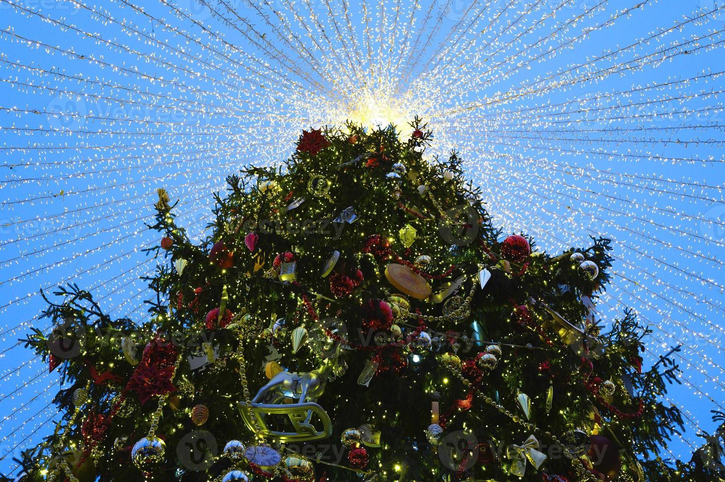 Weihnachtsbaum leuchtende Lichter dekoriert foto