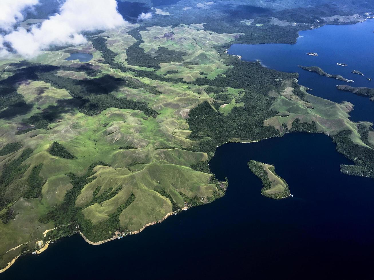 die luftaufnahme der inseln von jayapura, papua, indonesien. foto