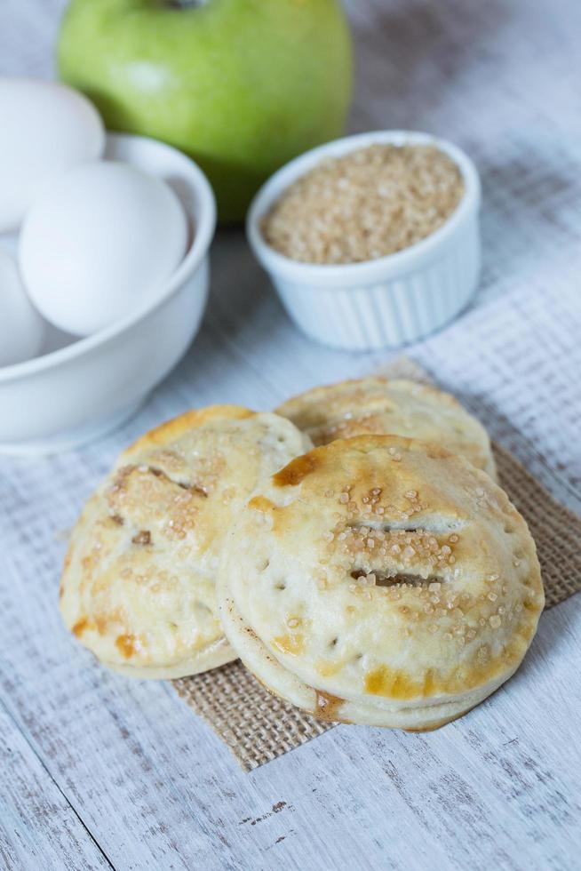 Apfelkuchen mit Rohzucker und Eiern foto