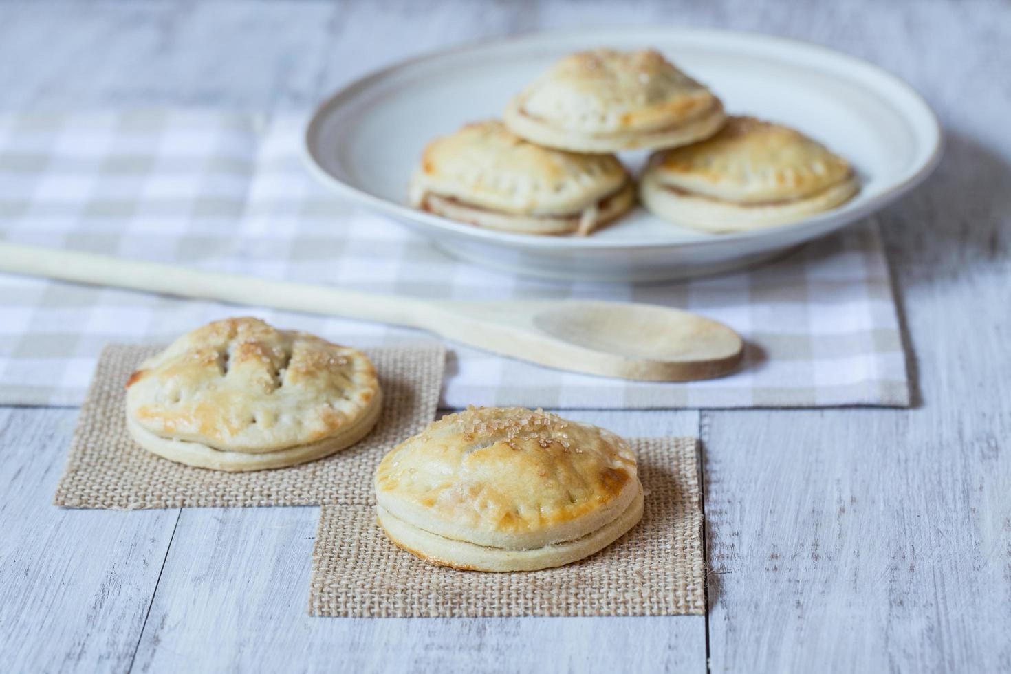 Apfelkuchen mit Holzlöffel foto