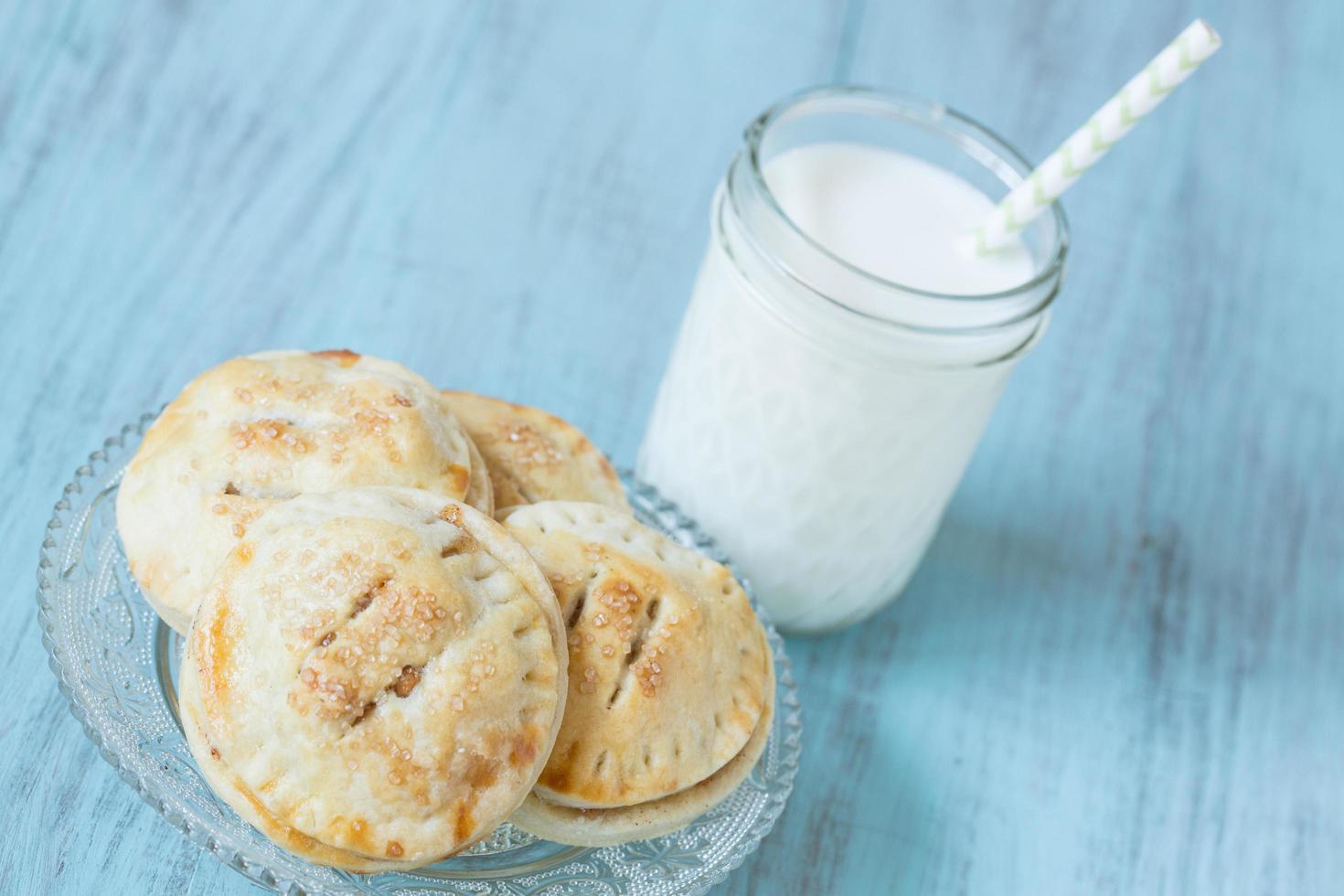 Nahaufnahme von kleinen Apfelkuchen mit Milch foto