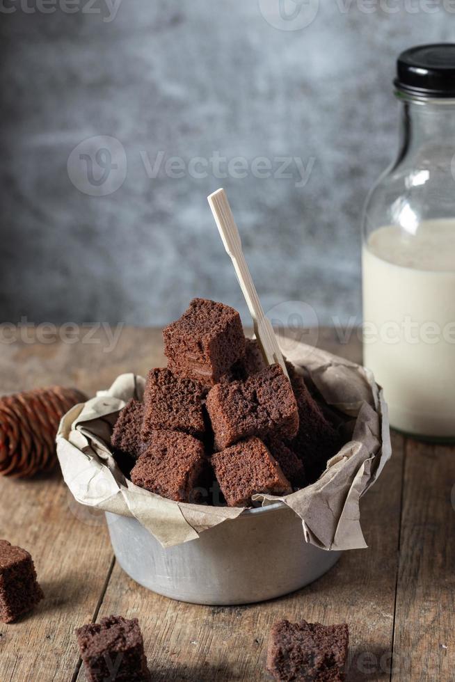 Schokoladen-Brownie-Kuchen, Dessert mit Milch foto
