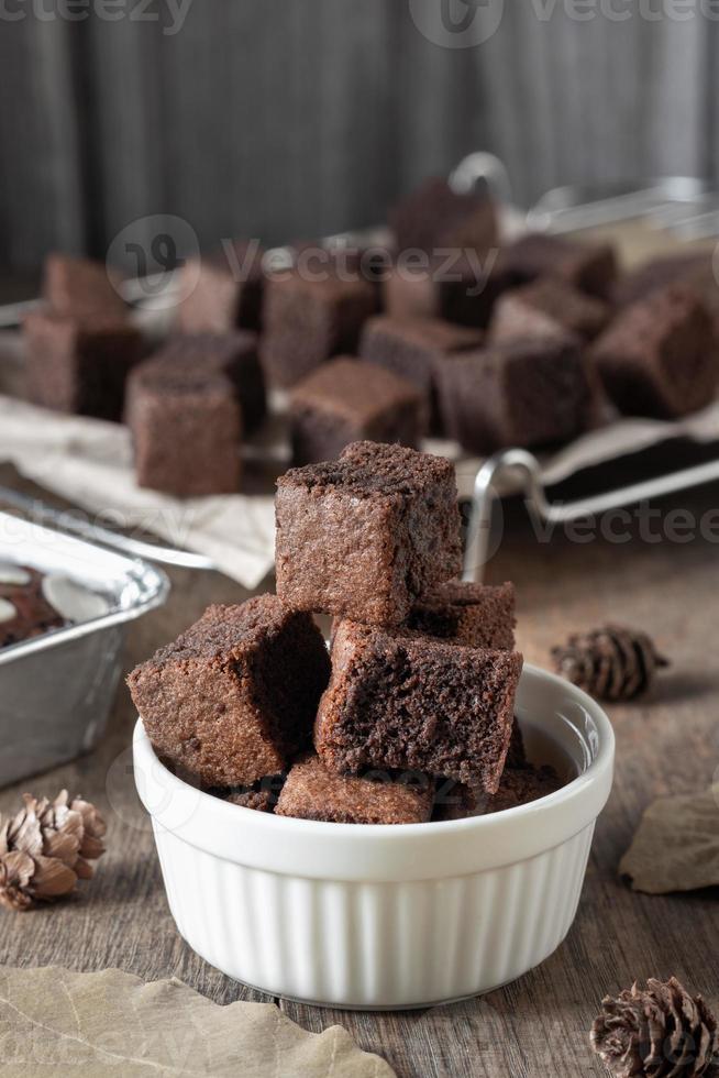 Nahaufnahme Schokoladen-Brownie-Kuchen, Dessert mit Milch foto