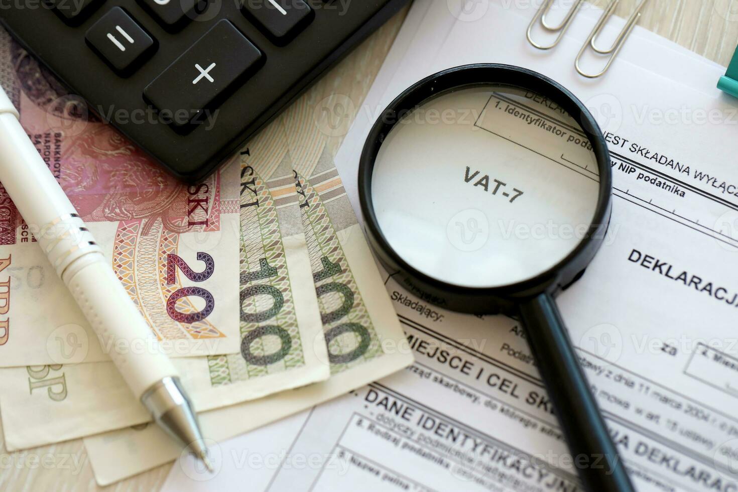 Erklärung zum MwSt auf Waren und Dienstleistungen Mehrwertsteuer-7 bilden auf Buchhalter Tabelle mit Stift und Polieren Zloty Geld Rechnungen foto