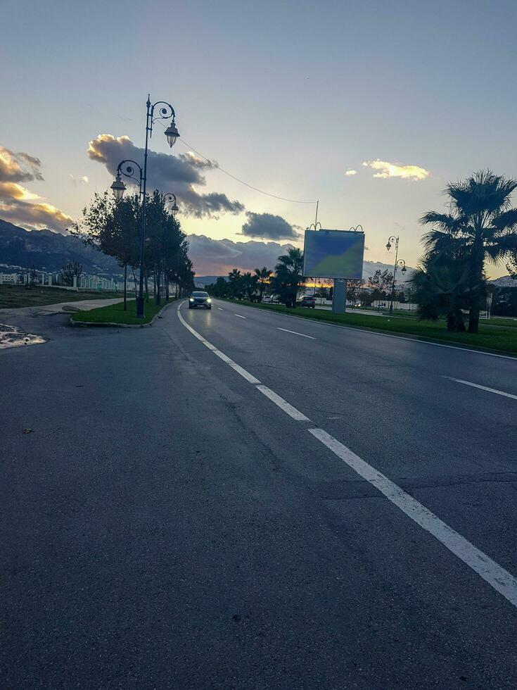 erkunden das Schönheit von Stadtbild abends das perfekt Verschmelzung von Farben und Ambiente foto