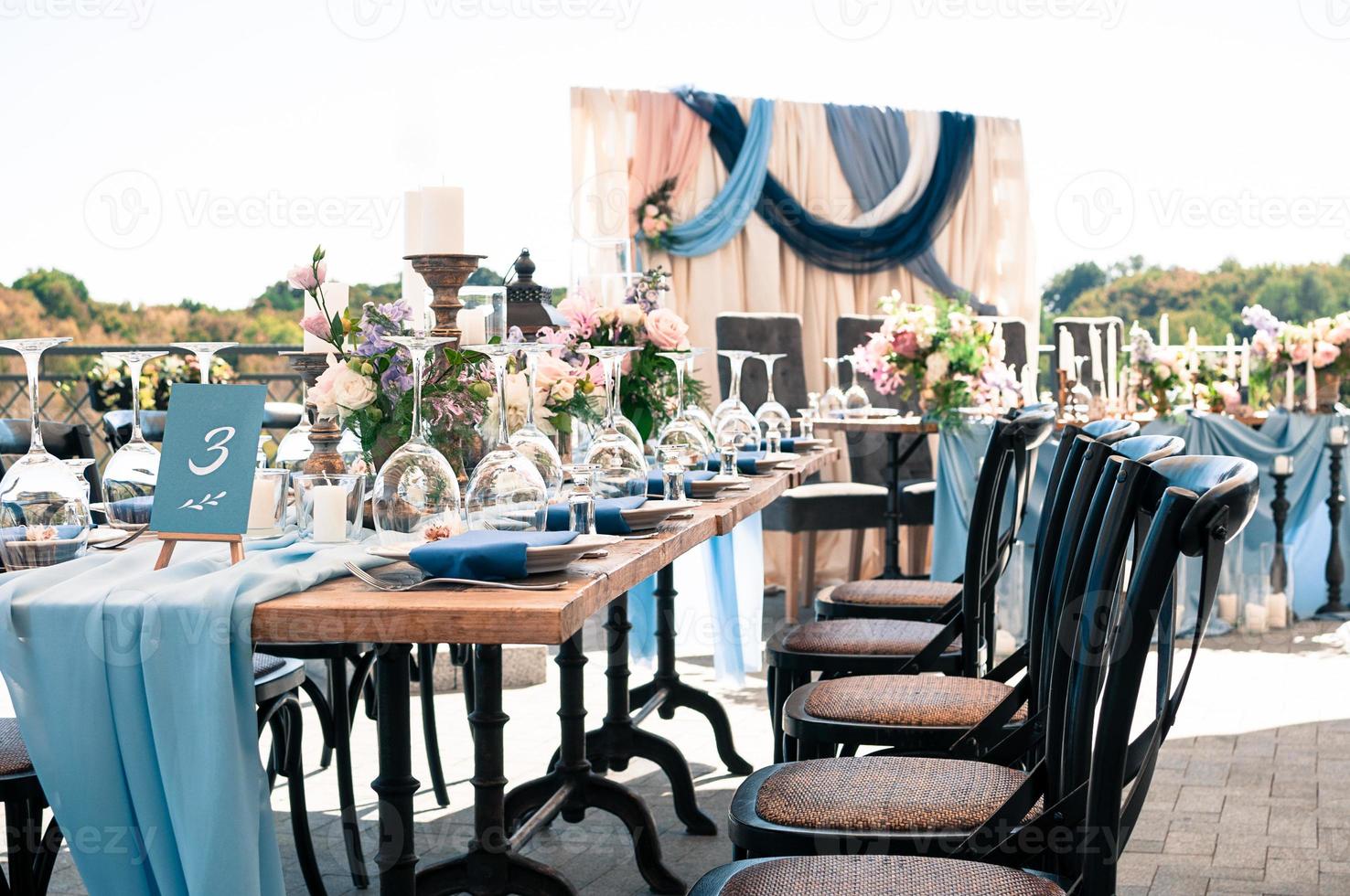 Hochzeitsevent Außendekoration Setup, sonniger Sommertag foto