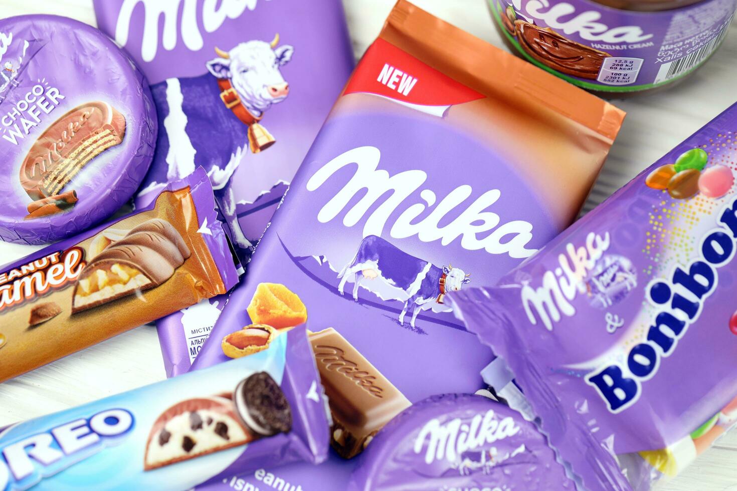 charkow, ukraine - 2. juli 2021 milka-schokoladenprodukte mit klassischem fliederfarbenem verpackungsdesign auf weißem tisch foto