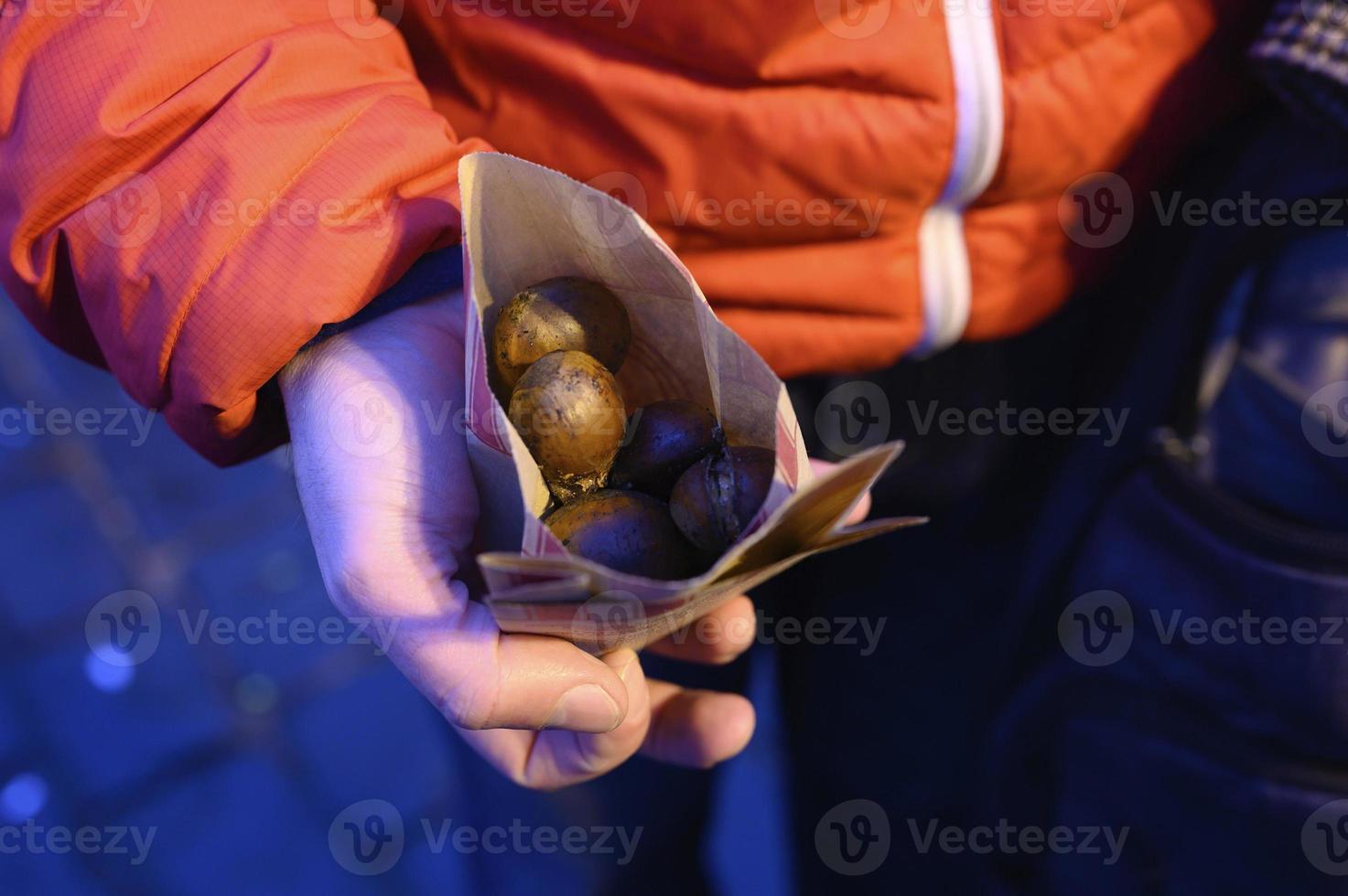 Kastanien geröstet hand foto