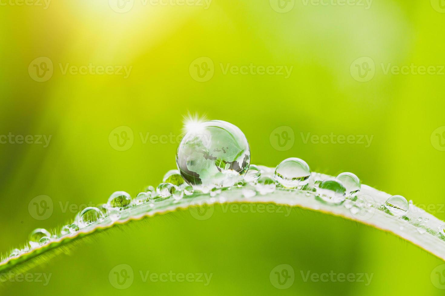 Globus mit Wassertropfen foto