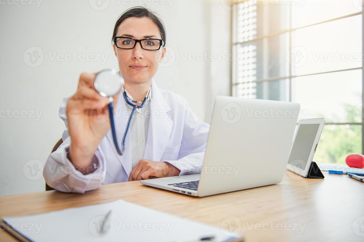 Arzt untersucht die Gesundheit des Patienten mit Stethoskop foto