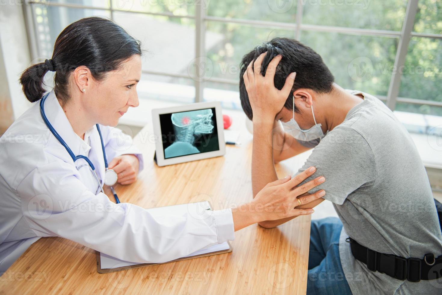 Arzt ermutigt und Beratung des Gesundheitswesens zum Patienten foto