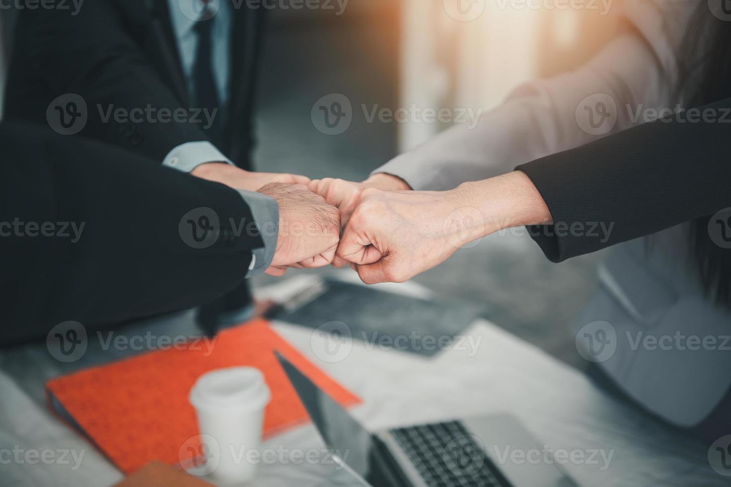 Geschäftsleute Executive Teamwork gemeinsame Hände im Besprechungsraum foto