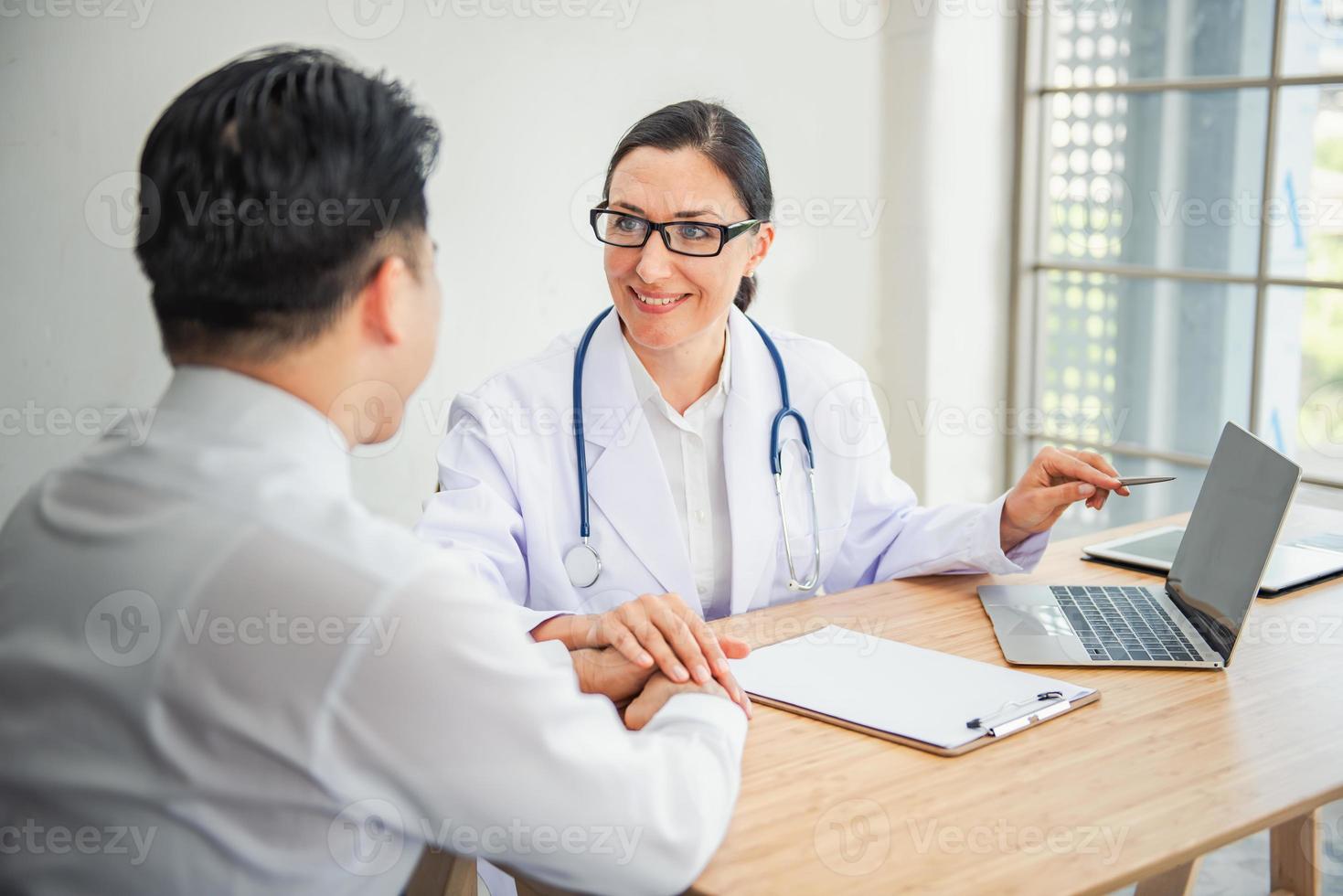 Arzt ermutigt und Beratung des Gesundheitswesens zum Patienten foto
