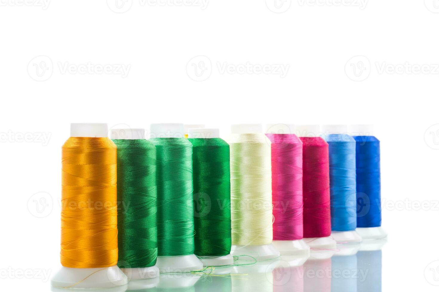 einstellen von anders Farbe Nähen Threads, auf Weiß Hintergrund. foto