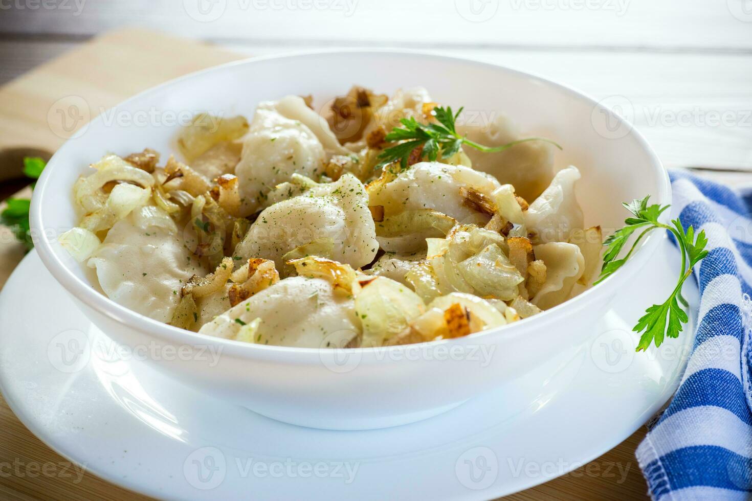 ukrainisch vareniki oder Pierogi ausgestopft mit Kartoffel und Pilze, serviert mit gebraten Zwiebel. foto