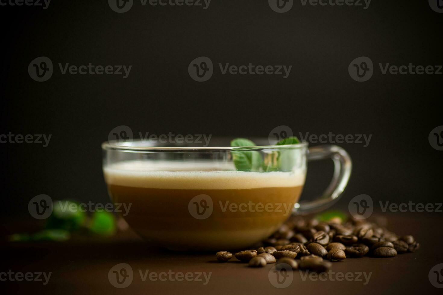 Tasse von Kaffee Latté mit Herz gestalten und Kaffee Bohnen foto