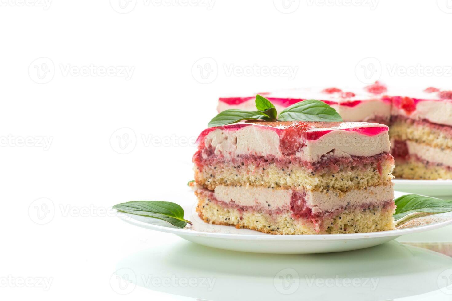 Erdbeere Mohn Kuchen mit Sahne im ein Teller foto