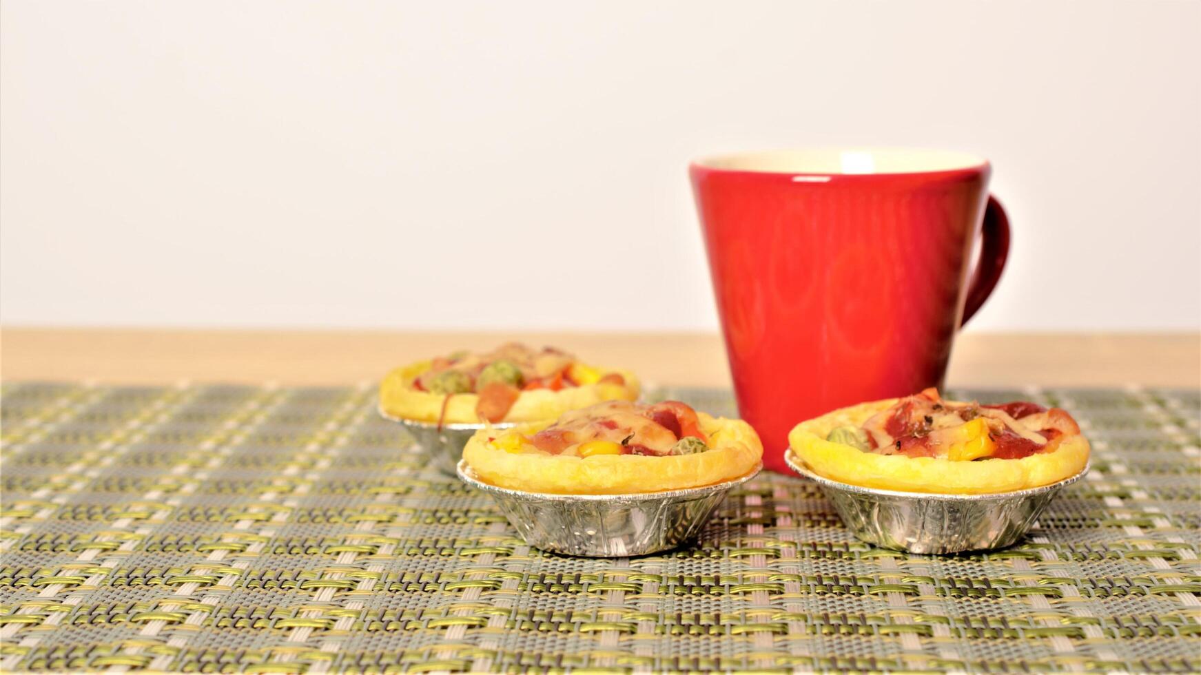 leckere Eierkuchenpizza und rote Tasse Kaffeekonzept foto