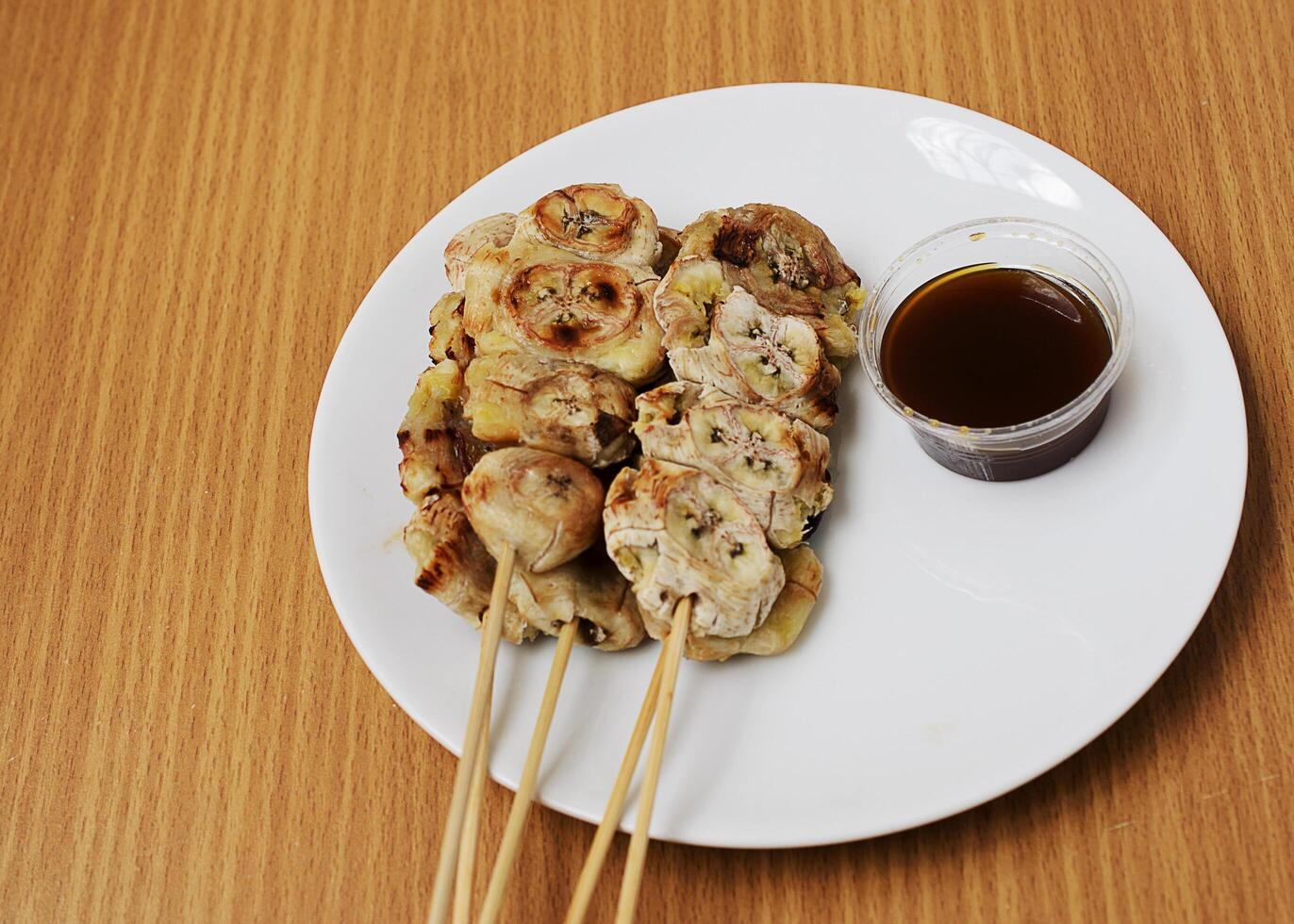 leckere gegrillte Banane mit süßer Geschmackssauce foto