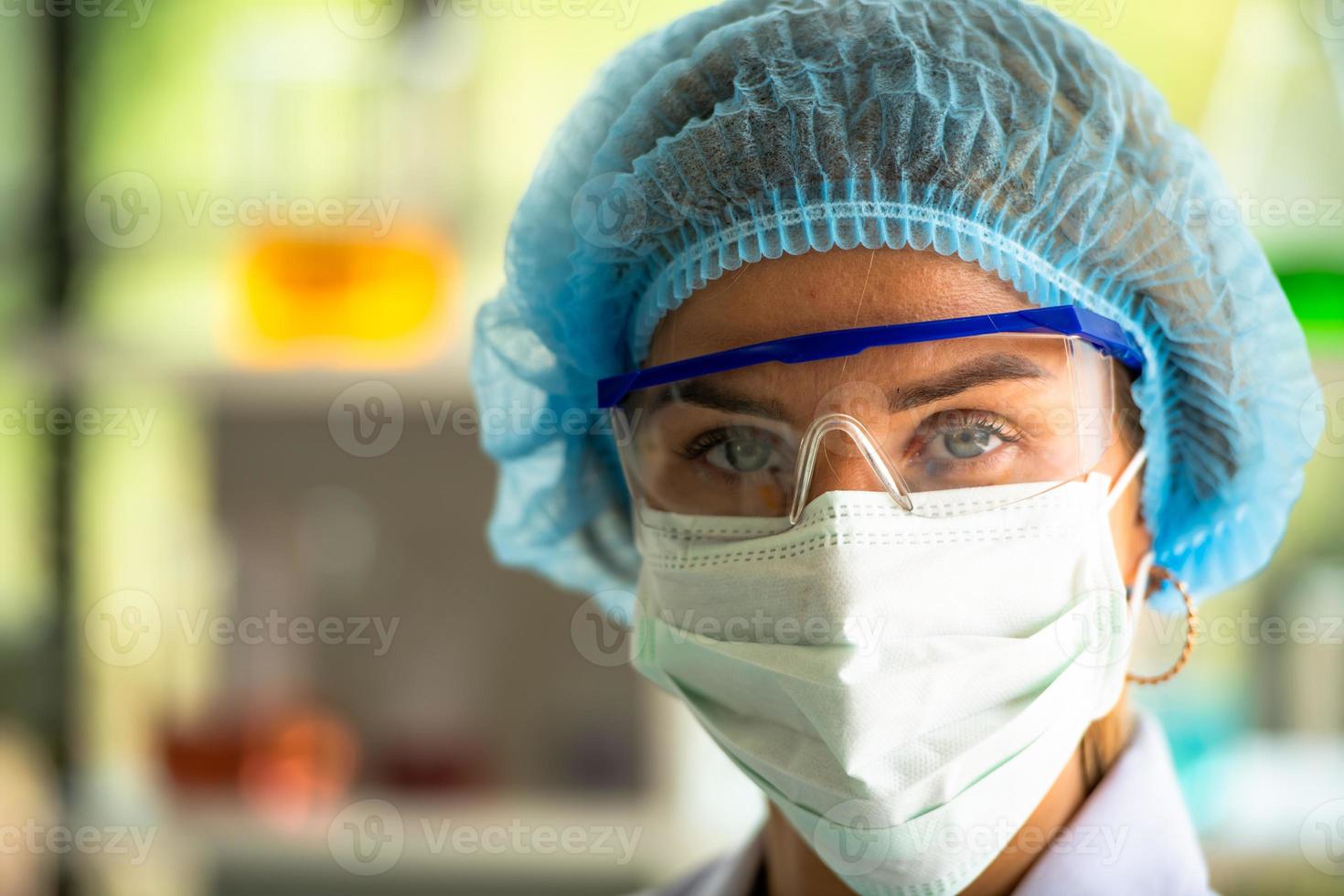 Frauen wissenschaftlich im Chemielabor im naturwissenschaftlichen Labor foto