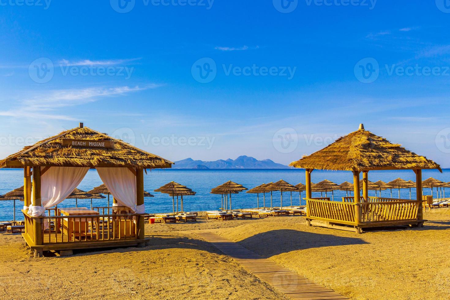 schöne strandmassagetisch auf kos griechenland am strand. foto