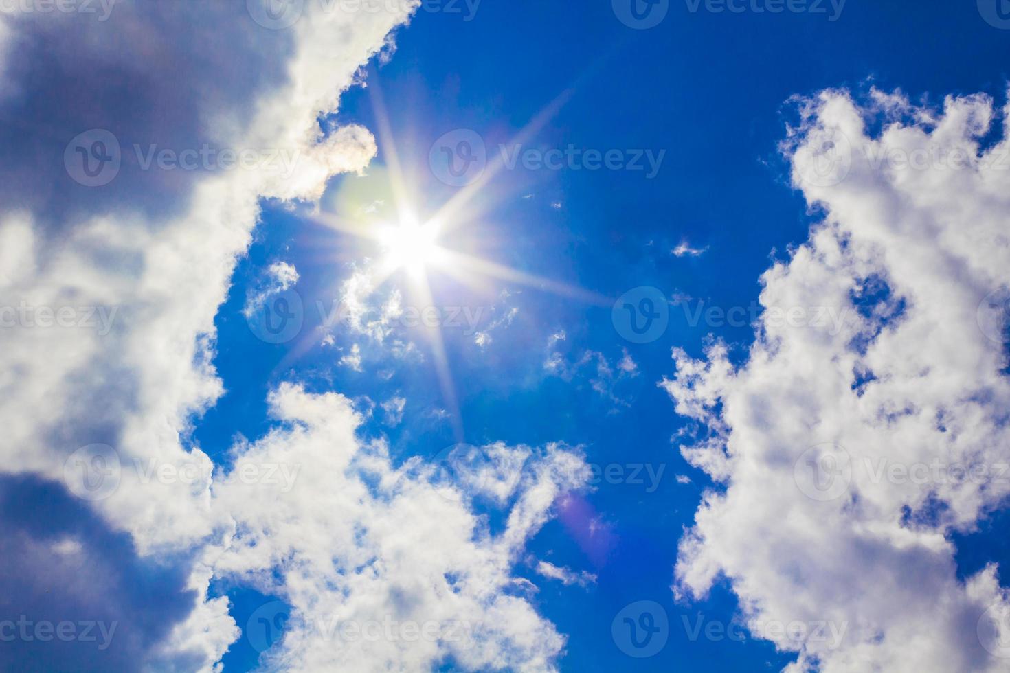 sonnenschein sonnenstrahlen zwischen wolken brocken harz wernigerode keim foto