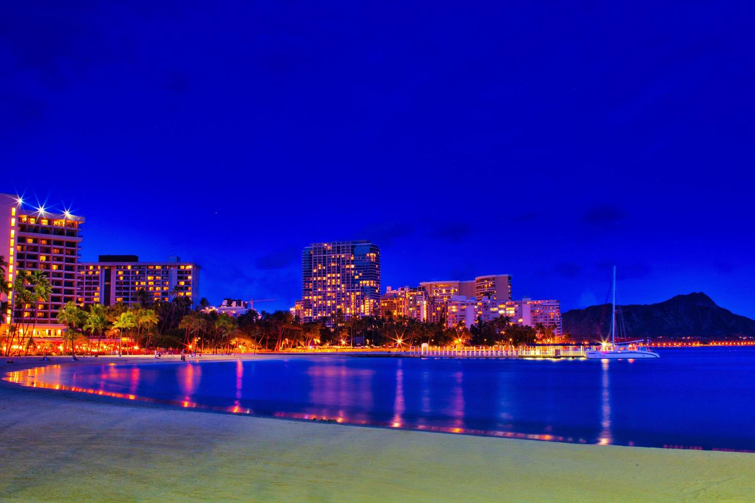 Waikiki Nachtansicht Honolulu Hawaii foto